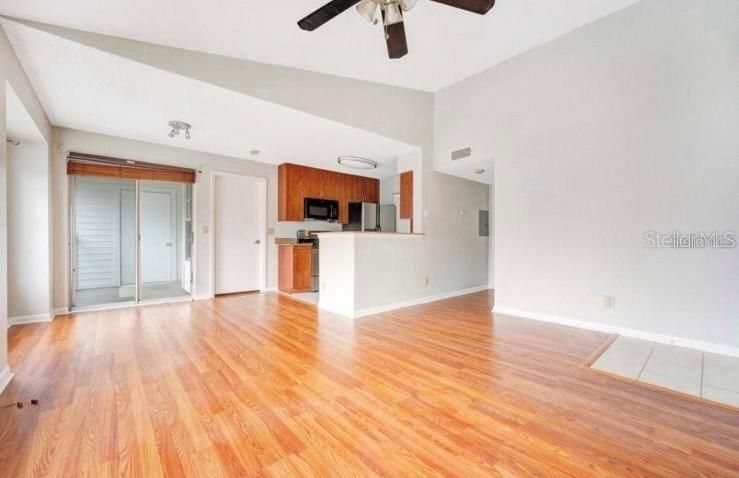 For Rent: $2,000 (2 beds, 2 baths, 971 Square Feet)