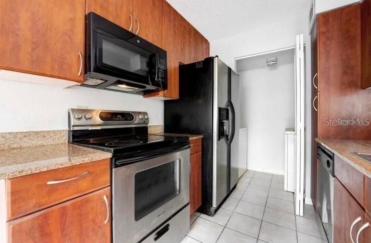 For Rent: $2,000 (2 beds, 2 baths, 971 Square Feet)