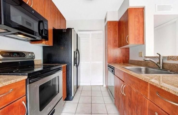 For Rent: $2,000 (2 beds, 2 baths, 971 Square Feet)