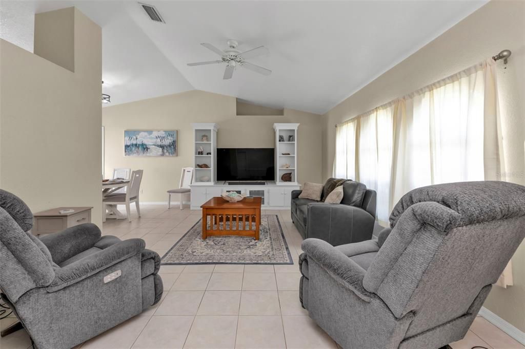 For Sale: $299,900 (3 beds, 2 baths, 1592 Square Feet)