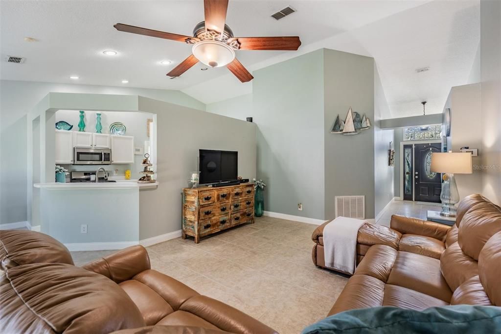 Active With Contract: $385,000 (3 beds, 2 baths, 1485 Square Feet)