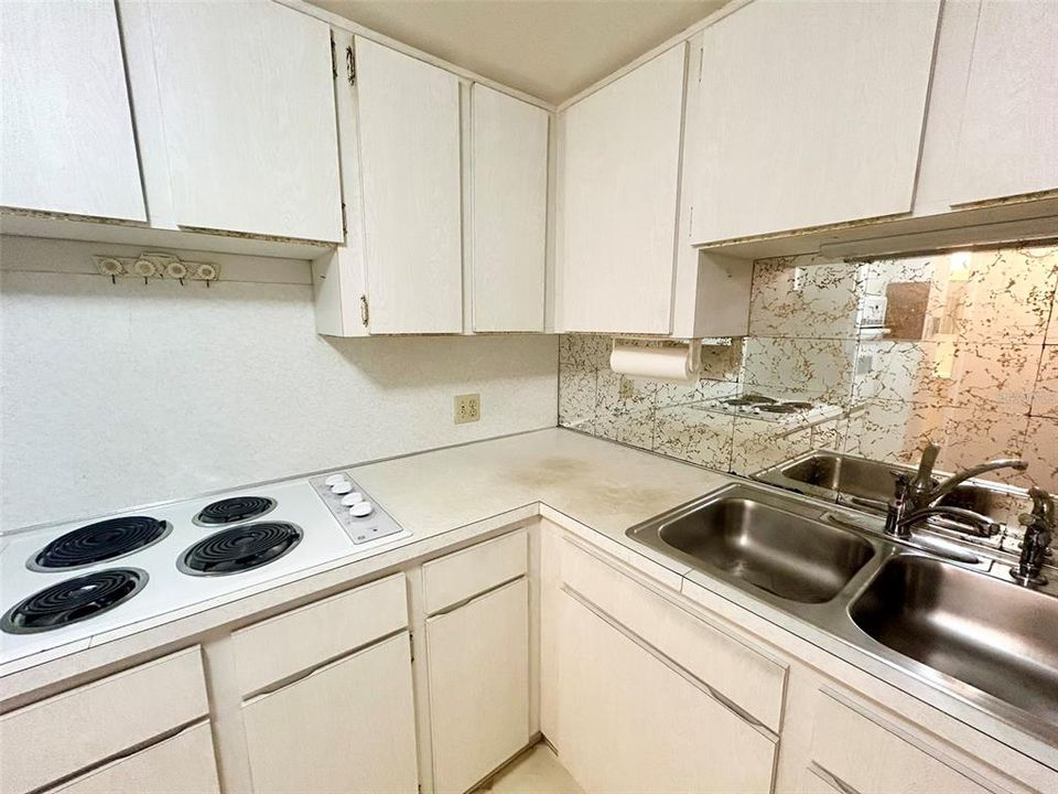 For Sale: $111,900 (1 beds, 1 baths, 825 Square Feet)