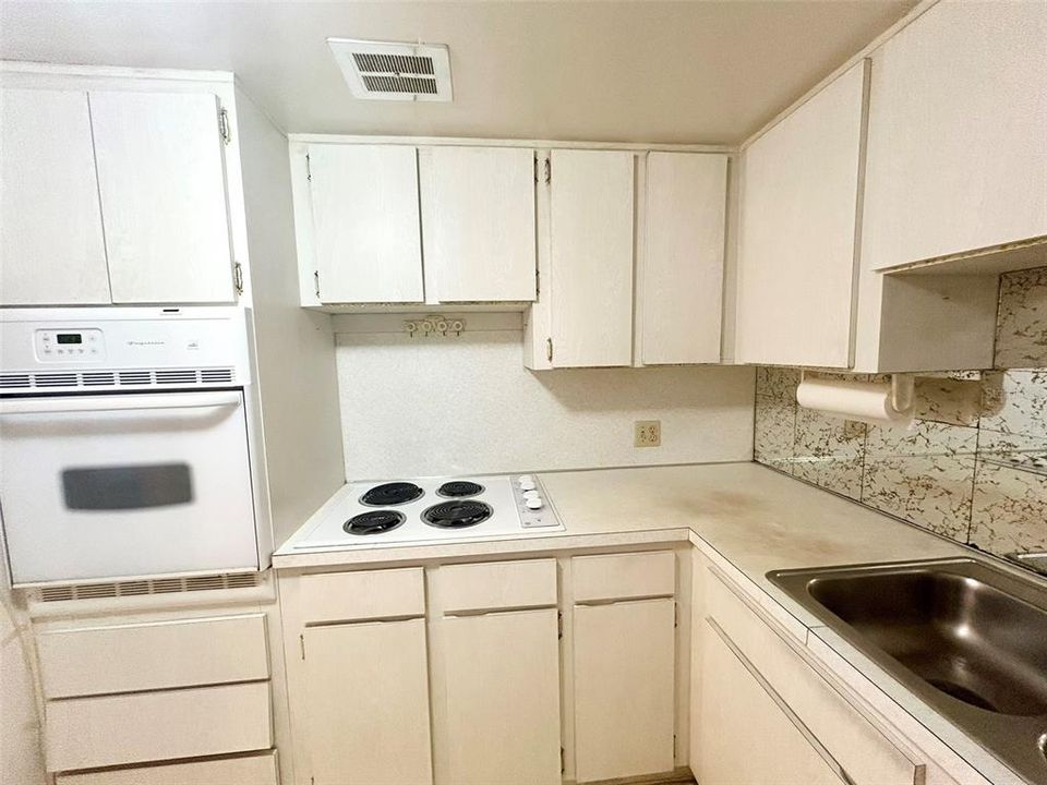 For Sale: $111,900 (1 beds, 1 baths, 825 Square Feet)