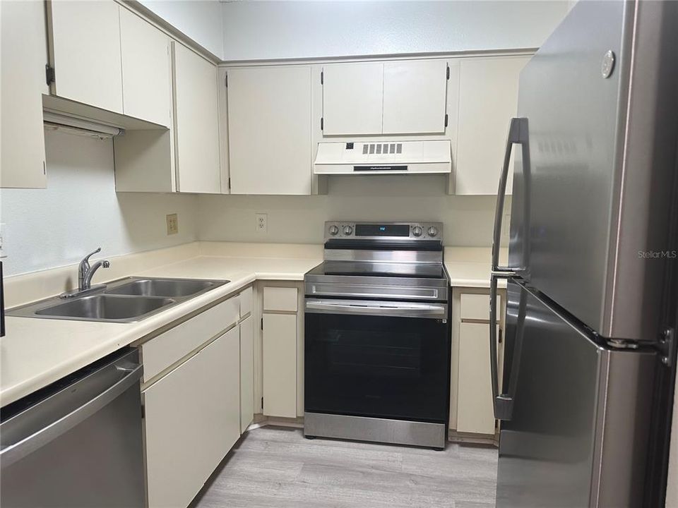 For Rent: $1,700 (2 beds, 2 baths, 920 Square Feet)