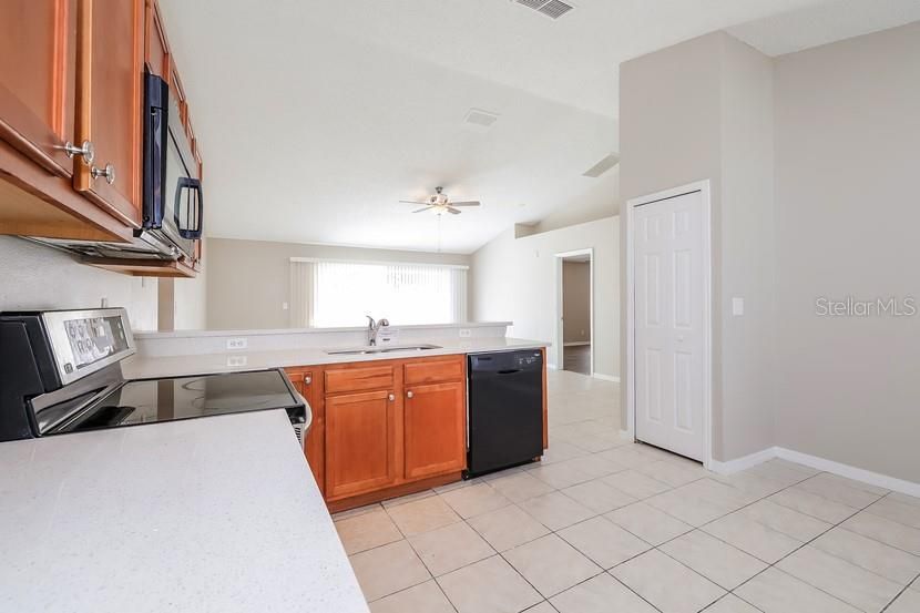 For Rent: $1,740 (3 beds, 2 baths, 1668 Square Feet)