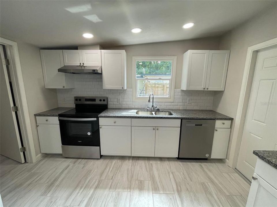 For Sale: $256,900 (3 beds, 2 baths, 1389 Square Feet)