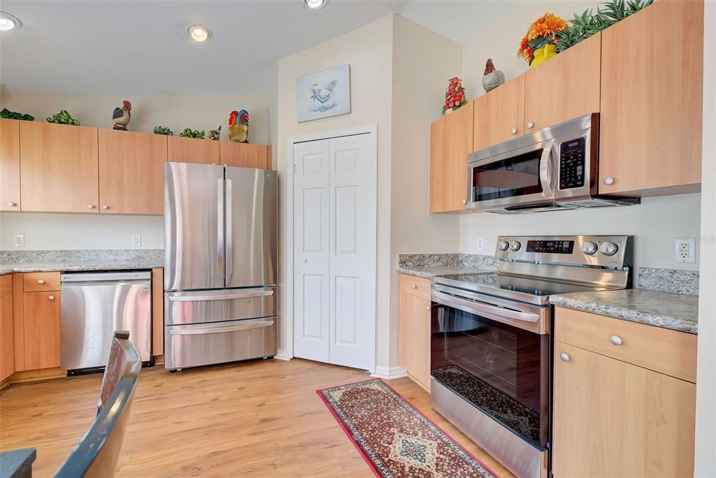 For Sale: $359,900 (2 beds, 2 baths, 1078 Square Feet)