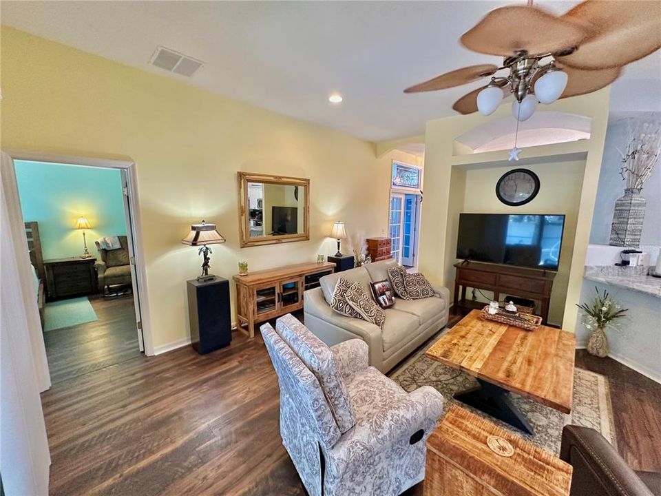 For Sale: $389,900 (4 beds, 2 baths, 1672 Square Feet)