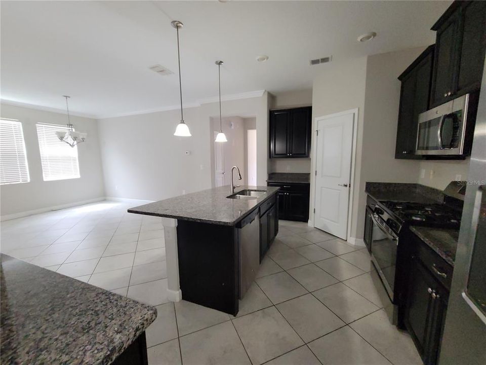 For Rent: $2,650 (4 beds, 3 baths, 2061 Square Feet)