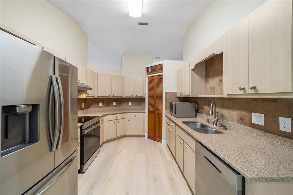 For Sale: $284,900 (3 beds, 2 baths, 1601 Square Feet)