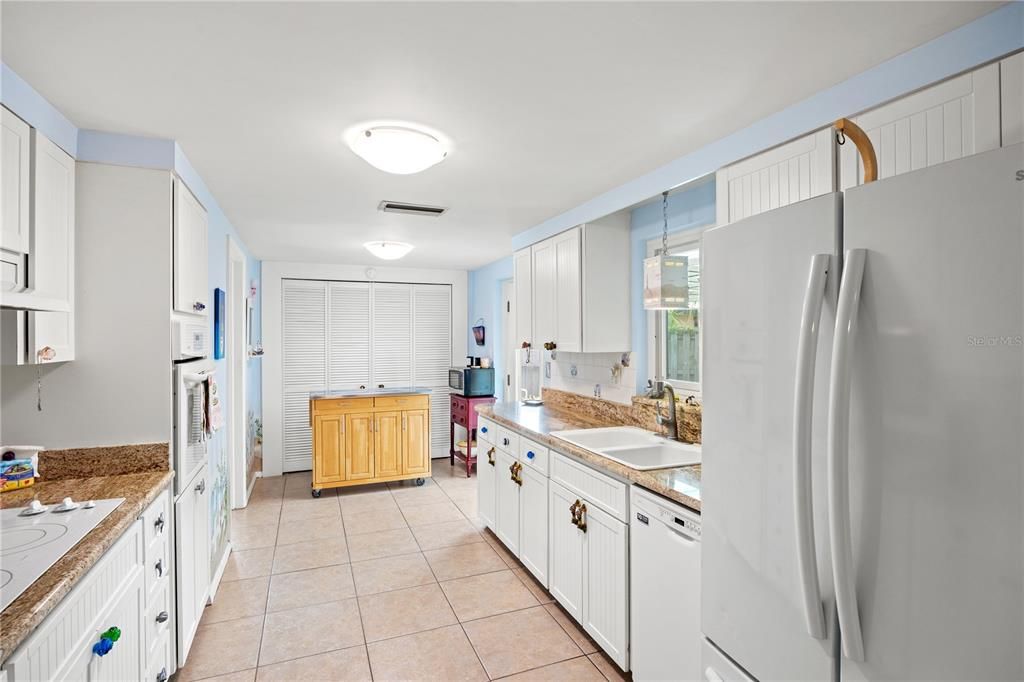 For Sale: $440,000 (2 beds, 2 baths, 1373 Square Feet)