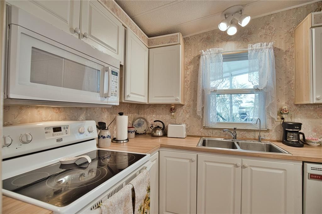 For Sale: $137,500 (2 beds, 2 baths, 1008 Square Feet)