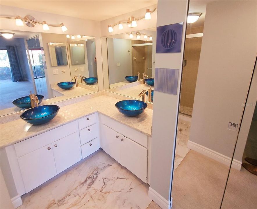 Dual vanities. Marble floor.