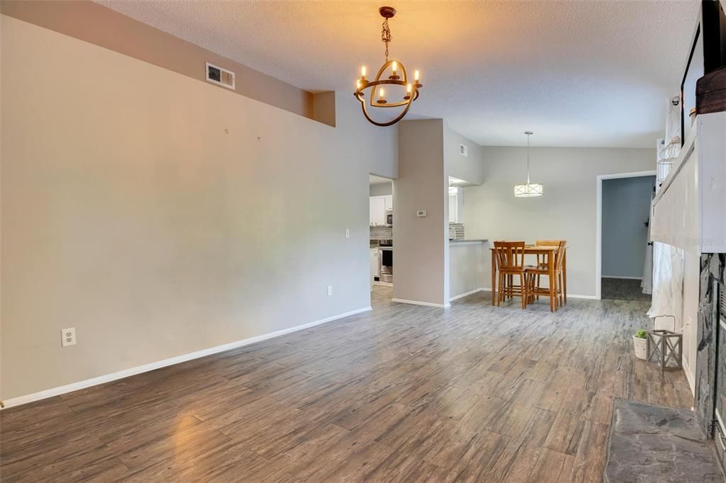 For Sale: $188,000 (2 beds, 2 baths, 912 Square Feet)