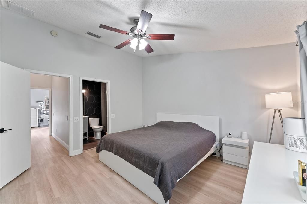 For Sale: $269,000 (2 beds, 2 baths, 1184 Square Feet)