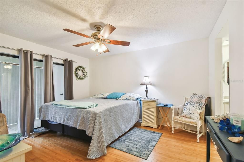 For Sale: $229,900 (2 beds, 2 baths, 1155 Square Feet)