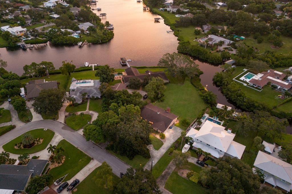 На продажу: $1,300,000 (0.70 acres)