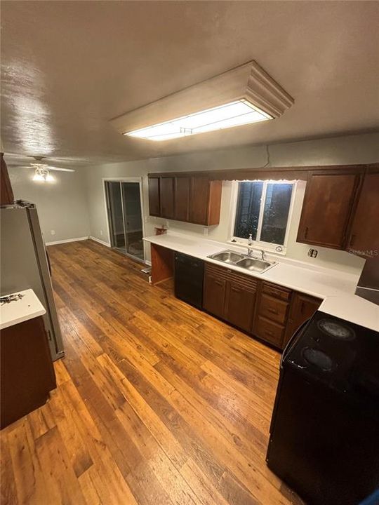 For Rent: $1,800 (3 beds, 2 baths, 1414 Square Feet)