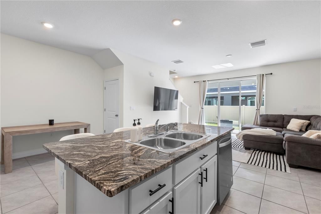 For Sale: $319,900 (3 beds, 2 baths, 1673 Square Feet)