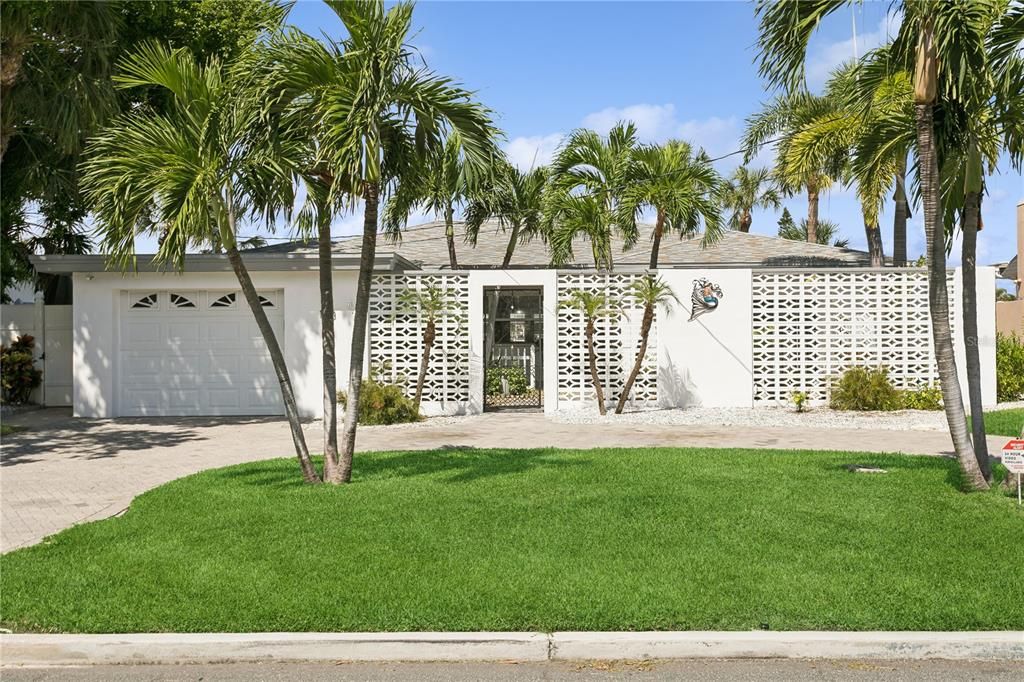 For Sale: $1,900,000 (2 beds, 2 baths, 1831 Square Feet)