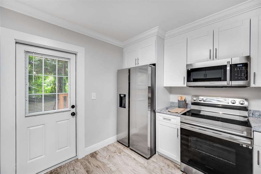 For Sale: $339,900 (2 beds, 2 baths, 857 Square Feet)