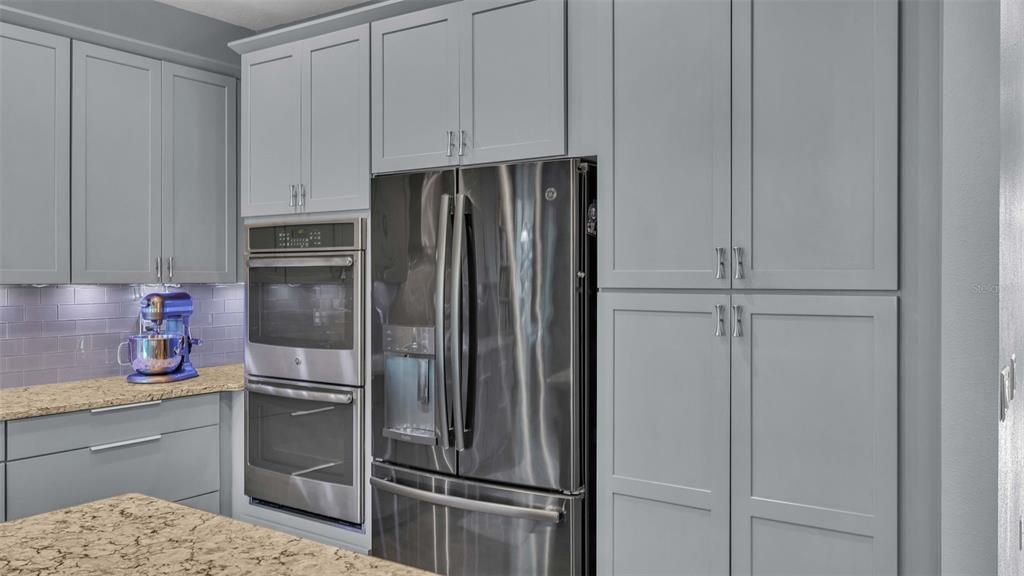 Dual Ovens & Built-In Spice Racks