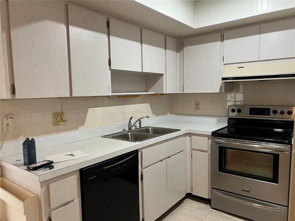 For Sale: $199,000 (2 beds, 2 baths, 918 Square Feet)