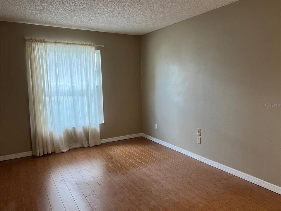 For Sale: $199,000 (2 beds, 2 baths, 918 Square Feet)