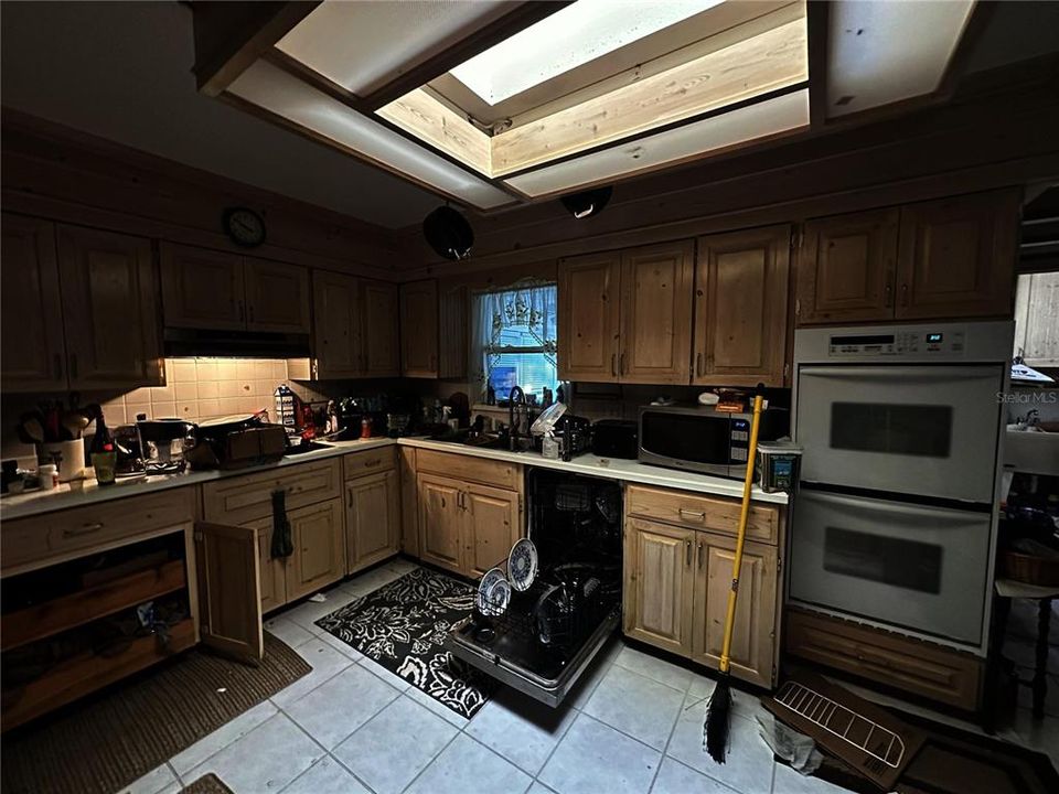 For Sale: $550,000 (3 beds, 3 baths, 2420 Square Feet)