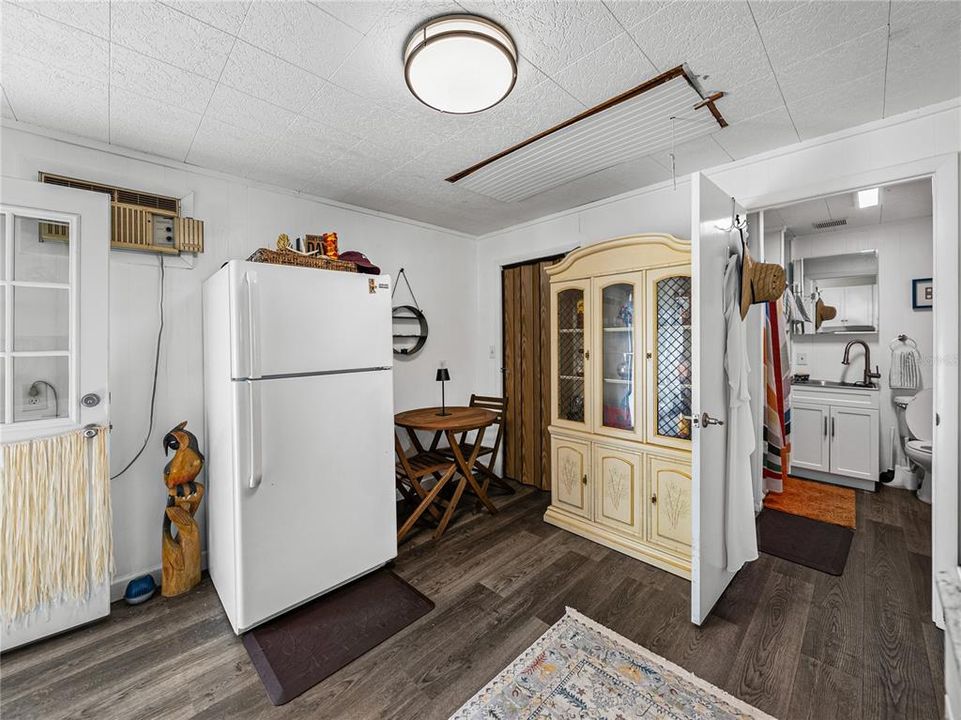 For Sale: $225,000 (1 beds, 2 baths, 507 Square Feet)