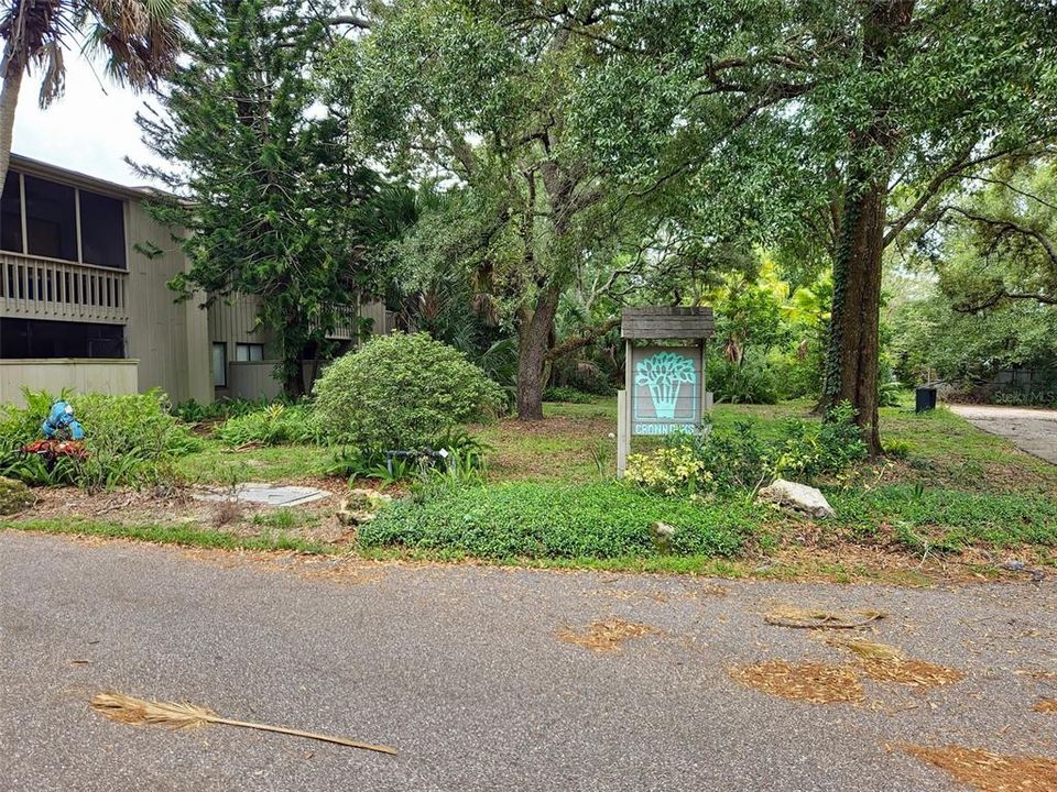 Crown Oaks Entrance