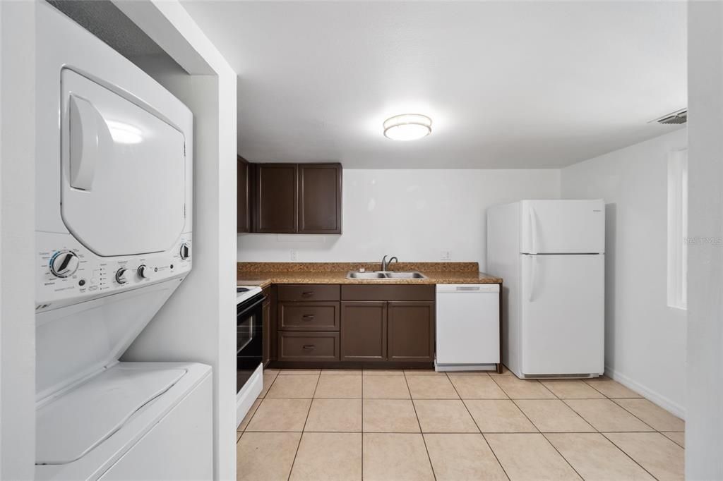 For Sale: $143,000 (2 beds, 2 baths, 885 Square Feet)