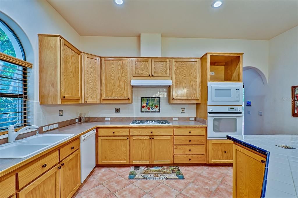 Great Cabinet and Counter Top Space