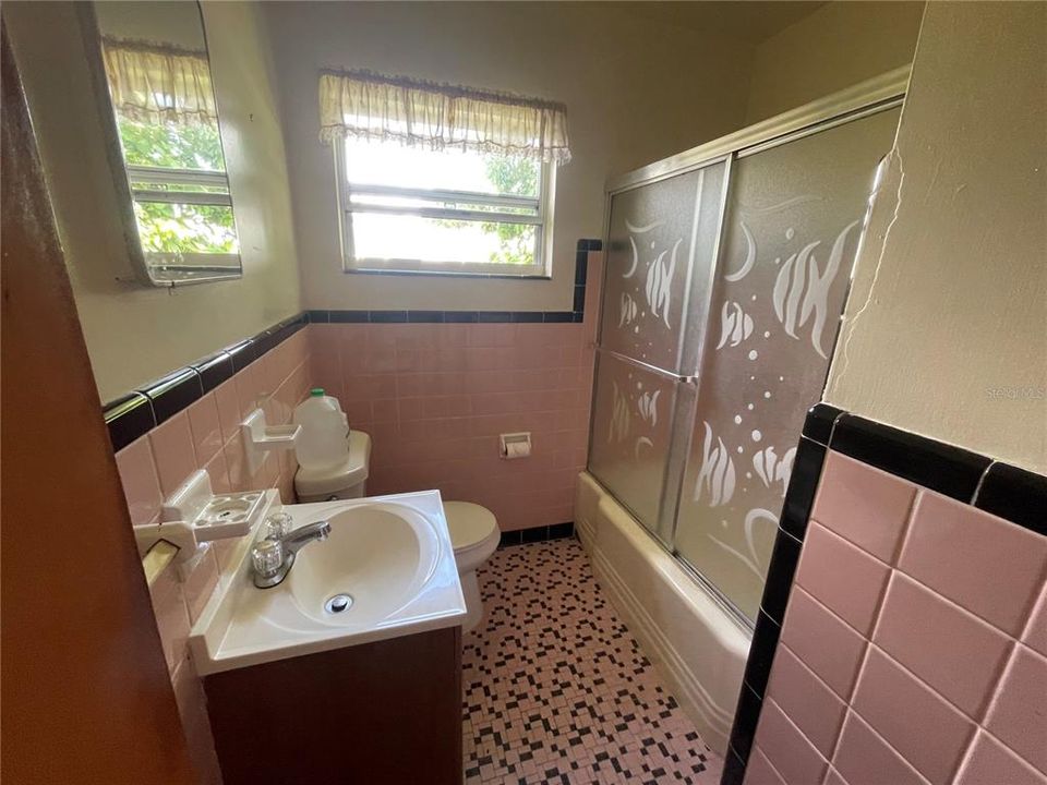 For Sale: $200,000 (3 beds, 1 baths, 920 Square Feet)