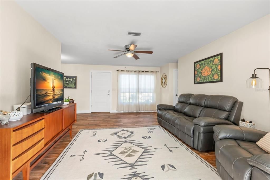 Active With Contract: $368,000 (2 beds, 2 baths, 1060 Square Feet)