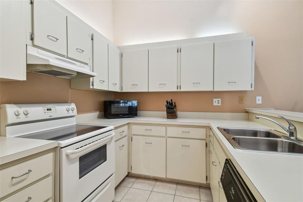 For Sale: $229,000 (2 beds, 2 baths, 1240 Square Feet)