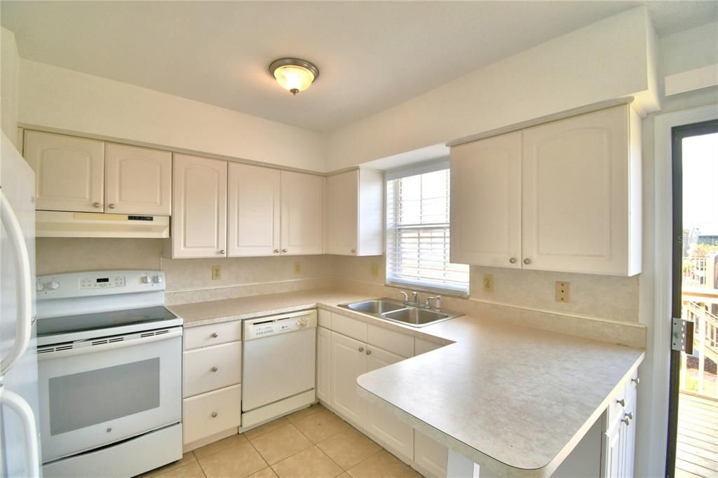 For Sale: $165,000 (2 beds, 2 baths, 831 Square Feet)