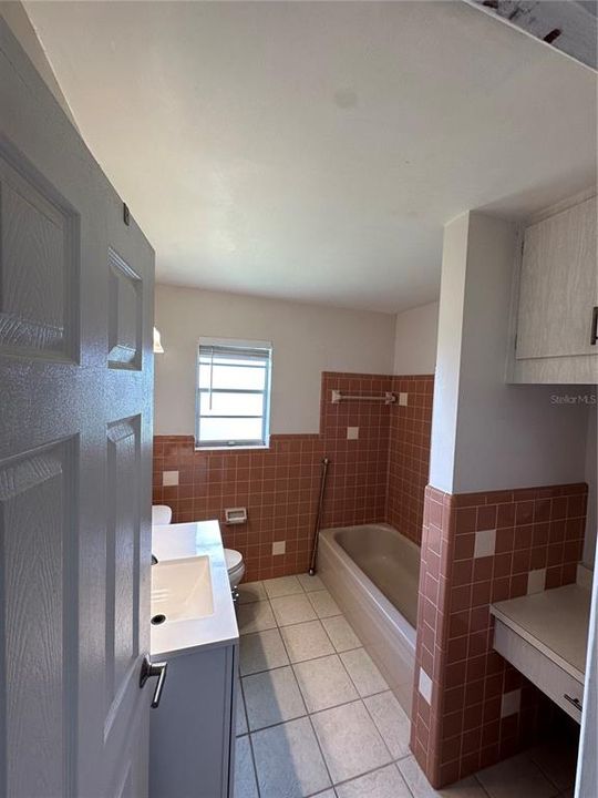 For Rent: $1,900 (2 beds, 1 baths, 1140 Square Feet)