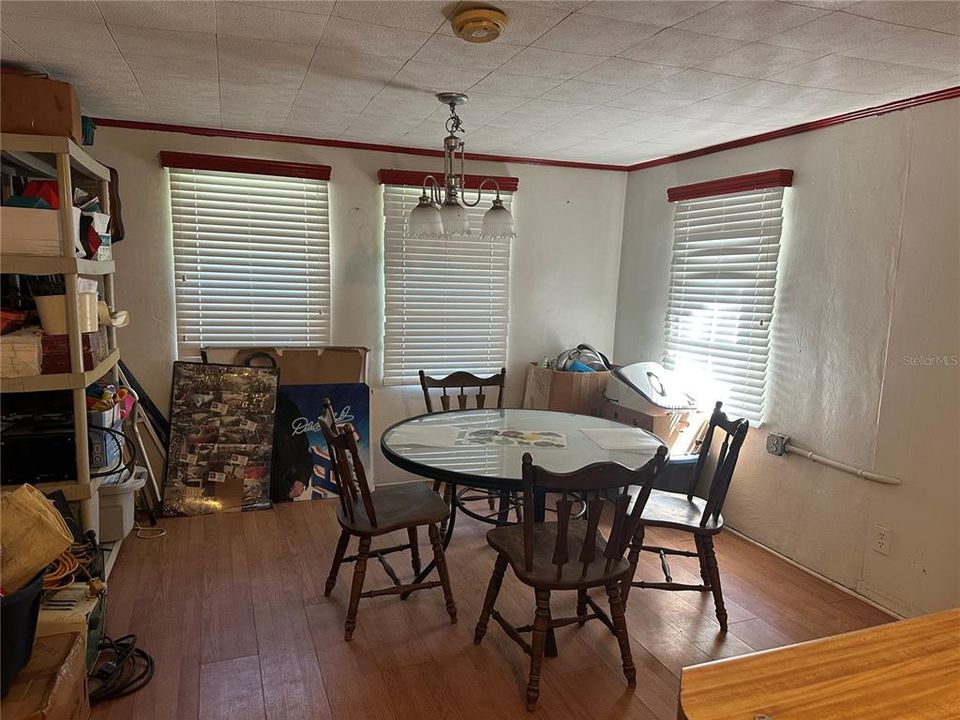 For Sale: $288,900 (2 beds, 1 baths, 1017 Square Feet)