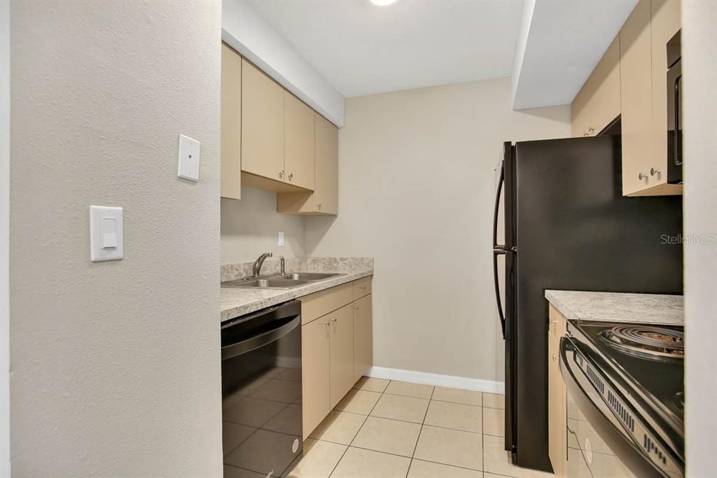 For Sale: $195,000 (2 beds, 2 baths, 912 Square Feet)