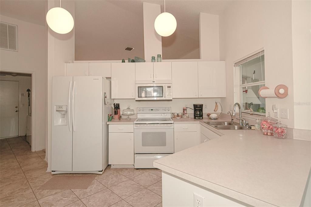 For Sale: $299,900 (2 beds, 2 baths, 1673 Square Feet)