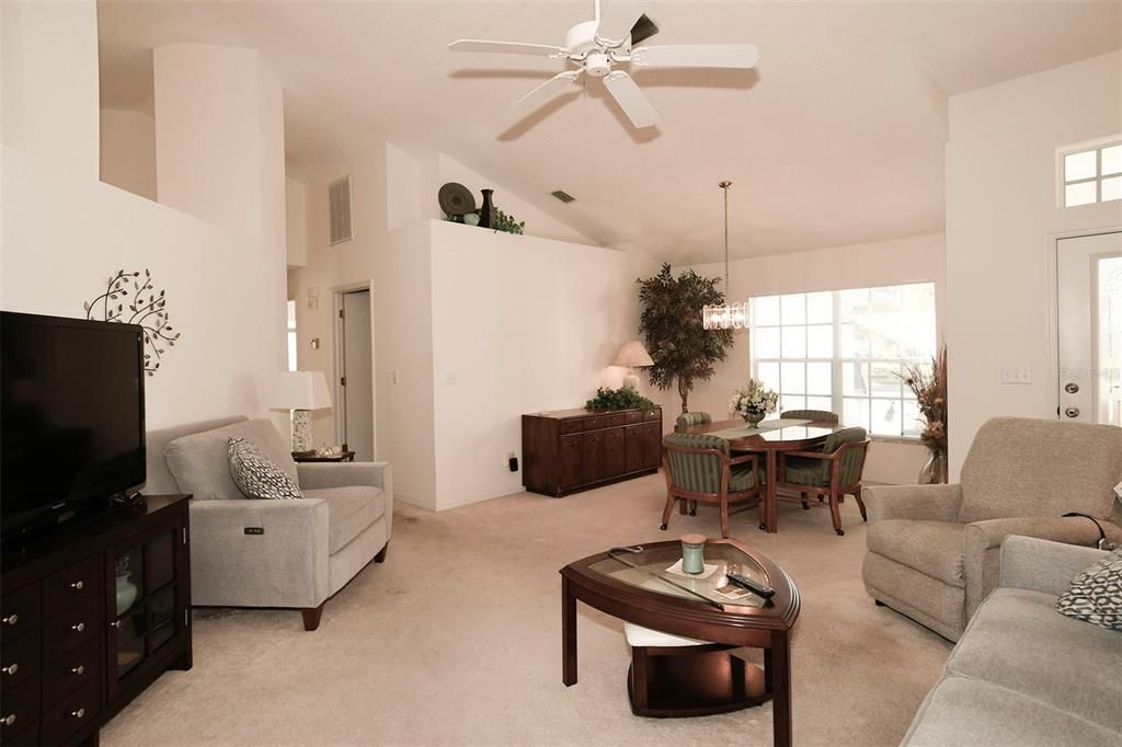 For Sale: $299,900 (2 beds, 2 baths, 1673 Square Feet)