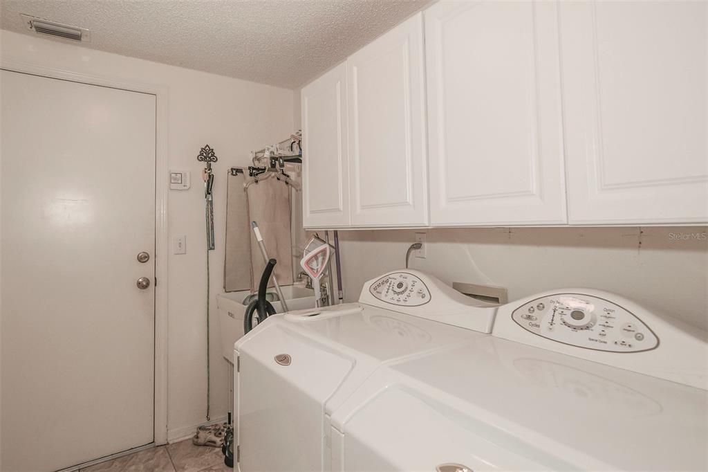 For Sale: $299,900 (2 beds, 2 baths, 1673 Square Feet)