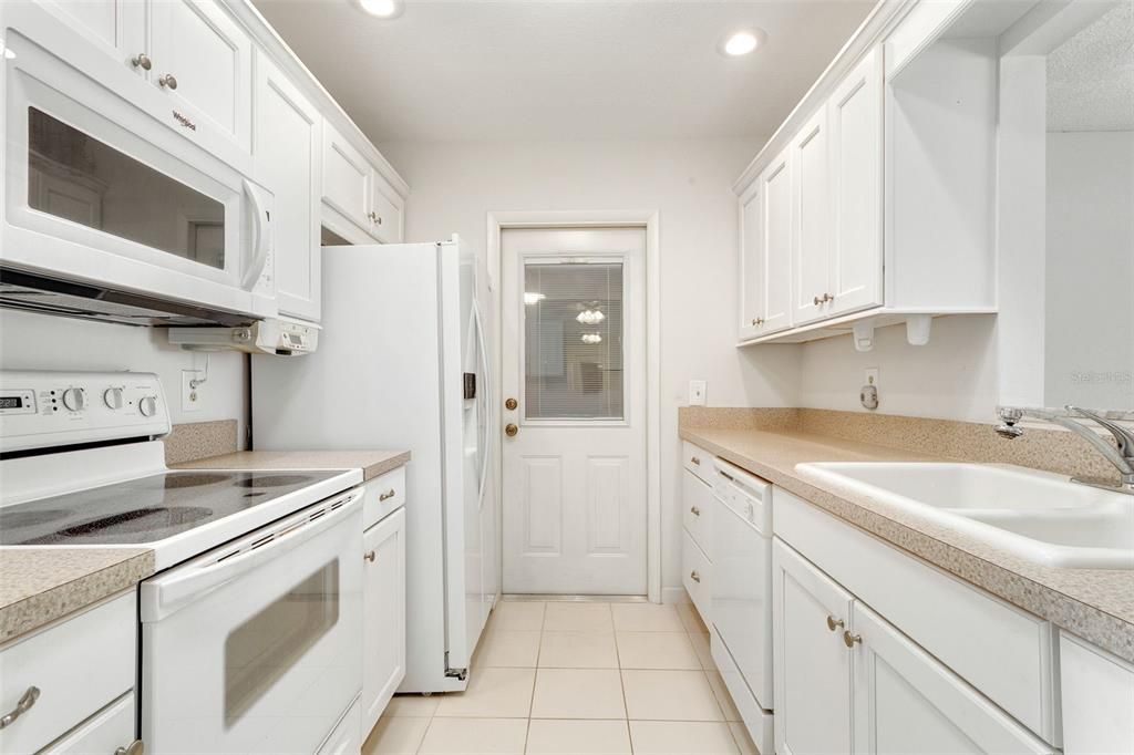 For Sale: $230,000 (2 beds, 2 baths, 1261 Square Feet)