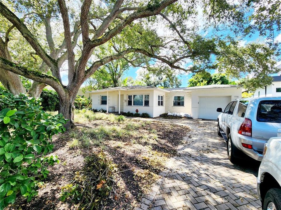 For Sale: $925,000 (2 beds, 1 baths, 1040 Square Feet)