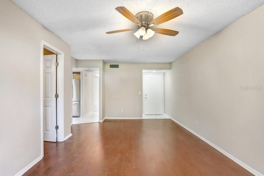 For Rent: $1,990 (2 beds, 1 baths, 817 Square Feet)