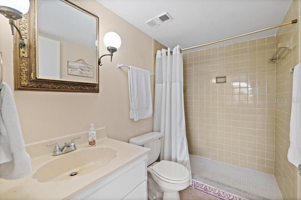 For Sale: $385,000 (2 beds, 2 baths, 1101 Square Feet)