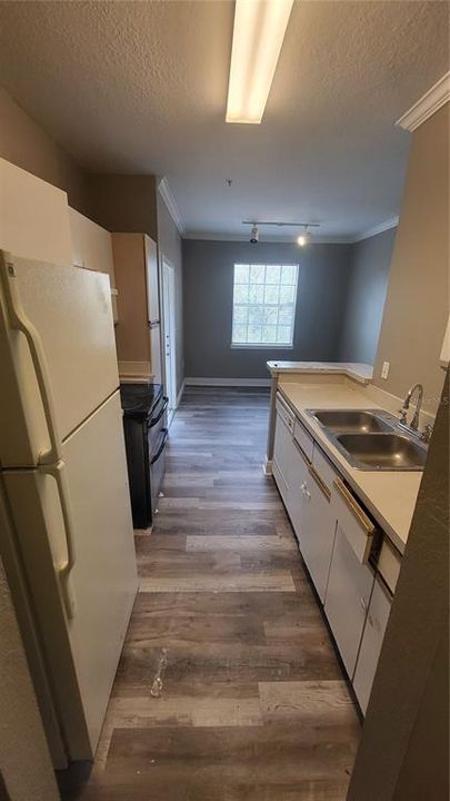 For Rent: $1,300 (1 beds, 1 baths, 854 Square Feet)