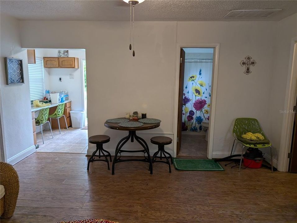 For Sale: $194,900 (2 beds, 1 baths, 950 Square Feet)