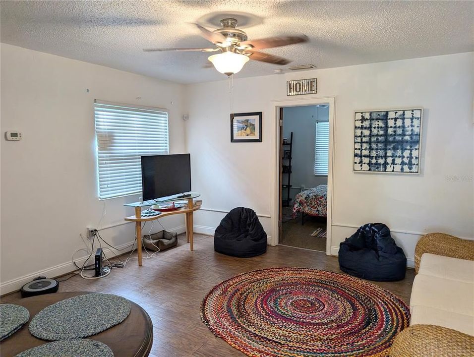 For Sale: $194,900 (2 beds, 1 baths, 950 Square Feet)